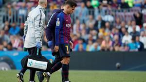 Soccer Football - La Liga Santander - FC Barcelona v Getafe - Camp Nou, Barcelona, Spain - May 12, 2019  Barcelona’s Philippe Coutinho is substituted after sustaining an injury     REUTERS/Susana Vera