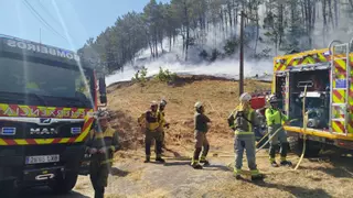 Medios aéreos y terrestres actúan en un incendio forestal en Gondomar