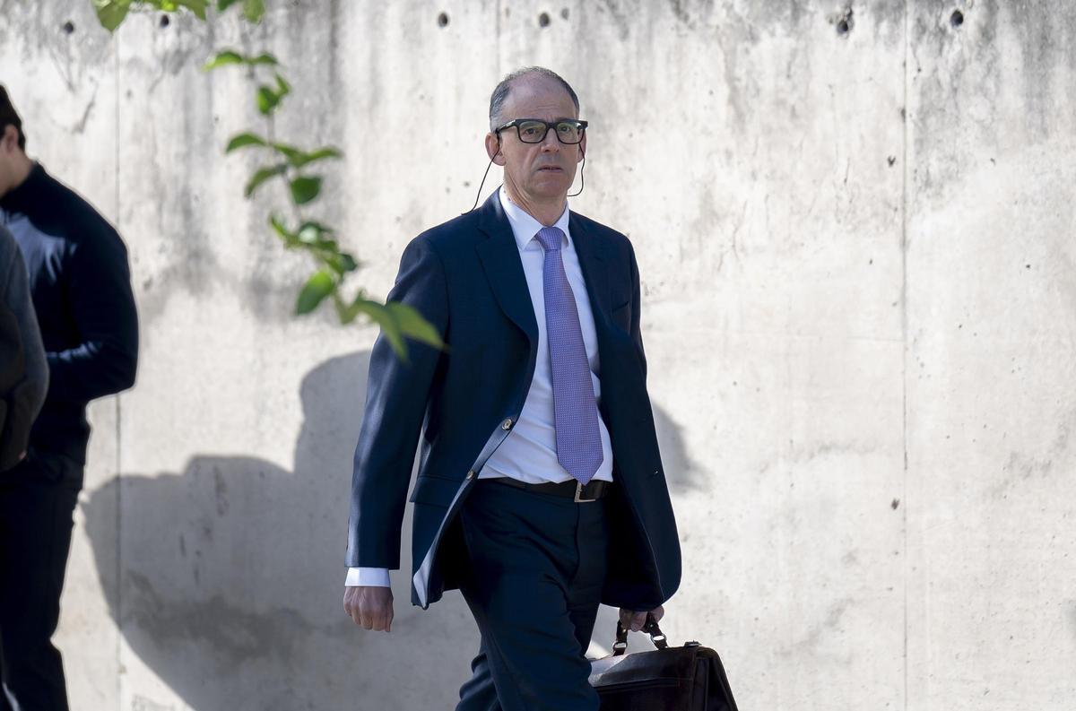 El inspector jefe de la Unidad de Delincuencia Económica y Fiscal (UDEF) de la Policía Nacional, Manuel Morocho, a su llegada a la Audiencia Nacional, a 20 de abril de 2026, en San Fernando, Madrid (España).