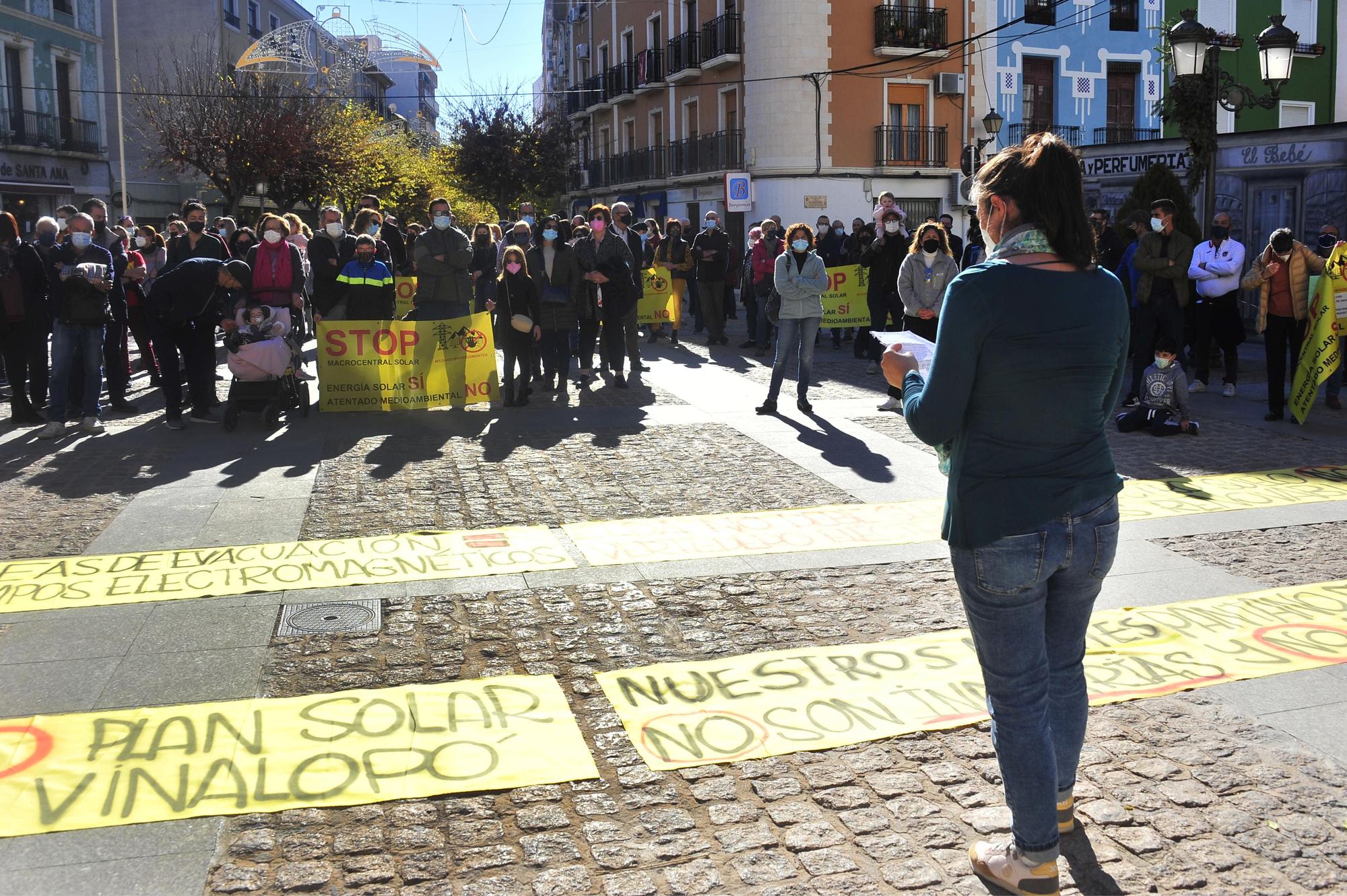 Concentración contra las macroplantas solares realizada este mediodía en Elda.