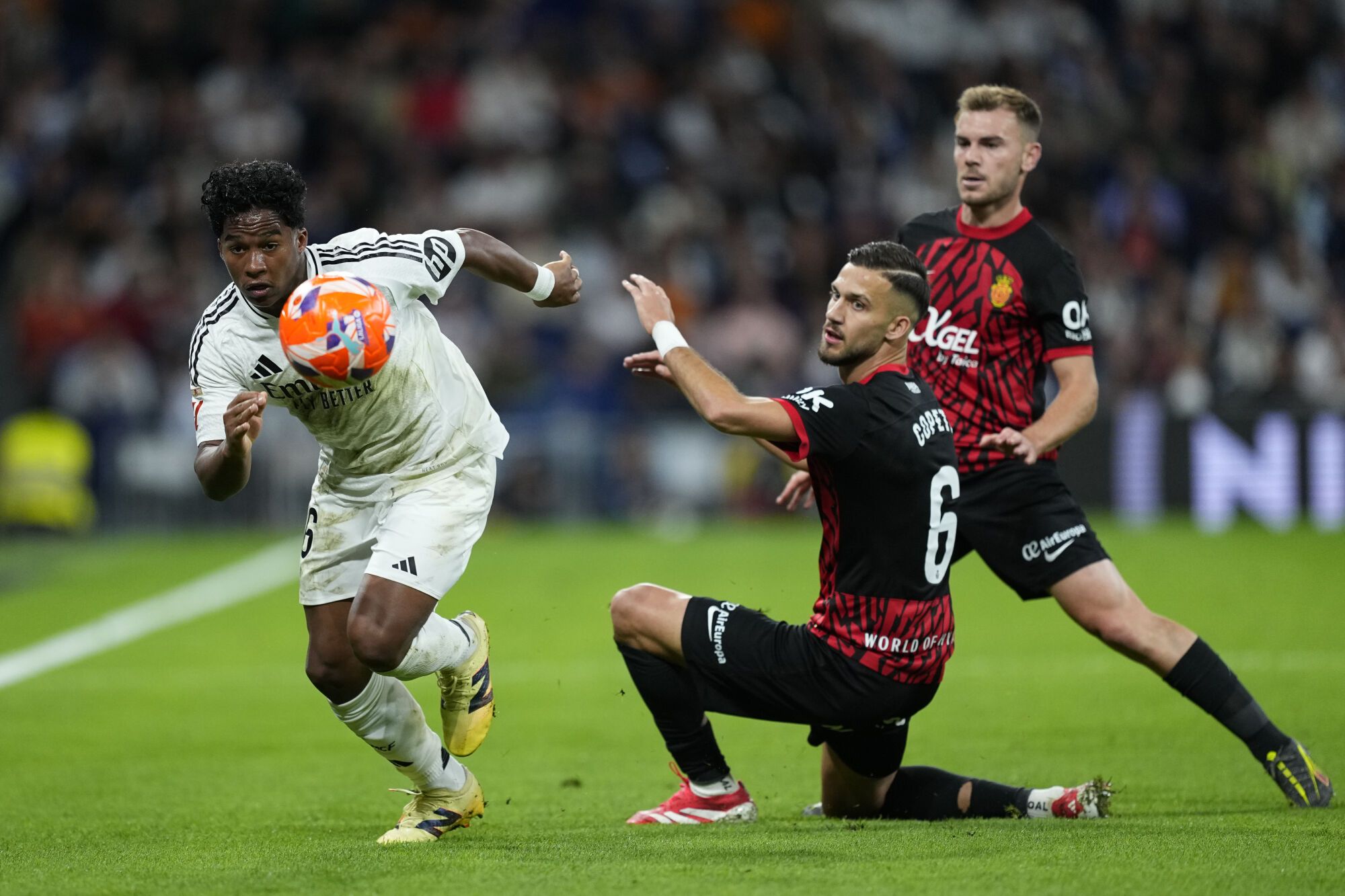Endrick Moreira of Real Madrid and Jose Copete of RCD Mallorca in action during the Spanish League, LaLiga EA Sports, football match played between Real Madrid and RCD Mallorca at Santiago Bernabeu stadium on May 14, 2025, in Madrid, Spain. AFP7 14/05/2025 ONLY FOR USE IN SPAIN. Oscar J. Barroso / AFP7 / Europa Press;2025;SOCCER;SPAIN;SPORT;ZSOCCER;ZSPORT;Real Madrid v RCD Mallorca - LaLiga EA Sports;