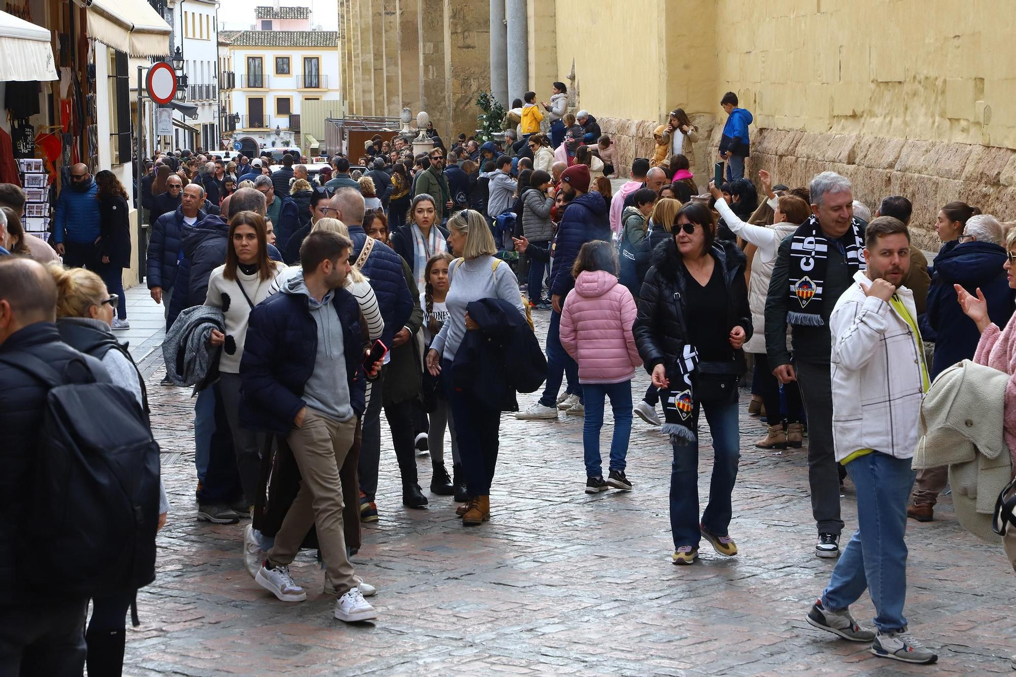 Turistas y cordobeses se echan a la calle