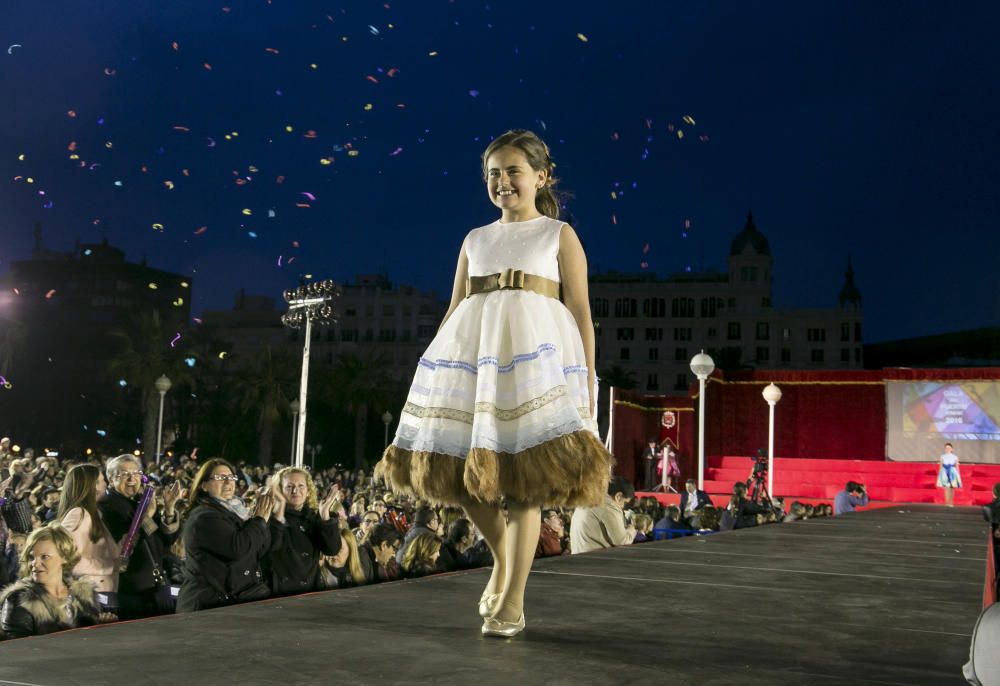 Las niñas vencen a las bajas temperaturas, al viento y a la amenaza de lluvia