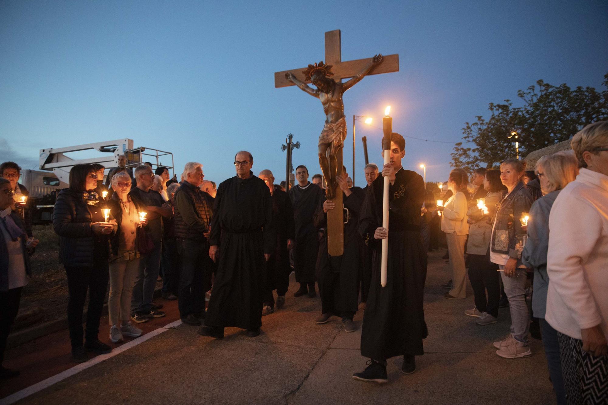 Peralada treu al Sant Crist Negre en processó invocant la pluja