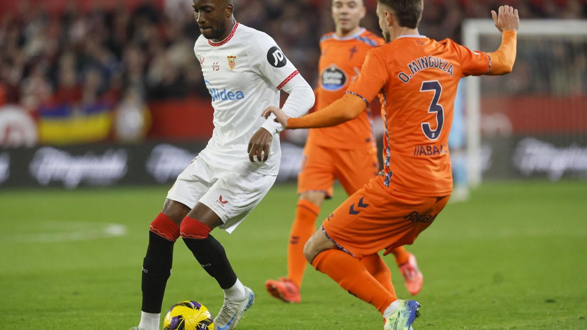 Sevilla, 14/12/2024.- El delantero belga del Sevilla Dodi Lukebakio y el centrocampista del Celta de Vigo Óscar Mingueza, durante el encuentro correspondiente a la jornada 17 de Laliga EA Sports que disputan hoy sábado Sevilla y Celta en el estadio Sanchez Pizjuan de Sevilla. EFE/José Manuel Vidal.