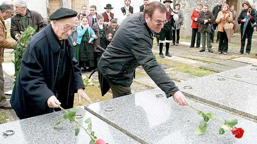 Pousa Antelo e un sobriño de Varela Buxán, Manuel, depositaron dúas rosas sobre as tumbas do dramaturgo e a súa dona.