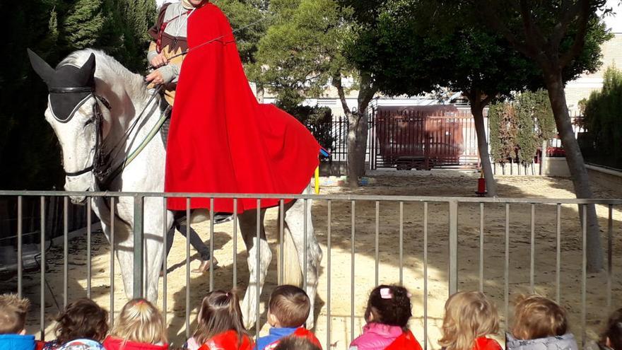 Francesc Cantó visita las escuelas infantiles de Elche