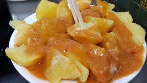 Las patatas bravas de Bodega La Ardosa de Santa Engracia.