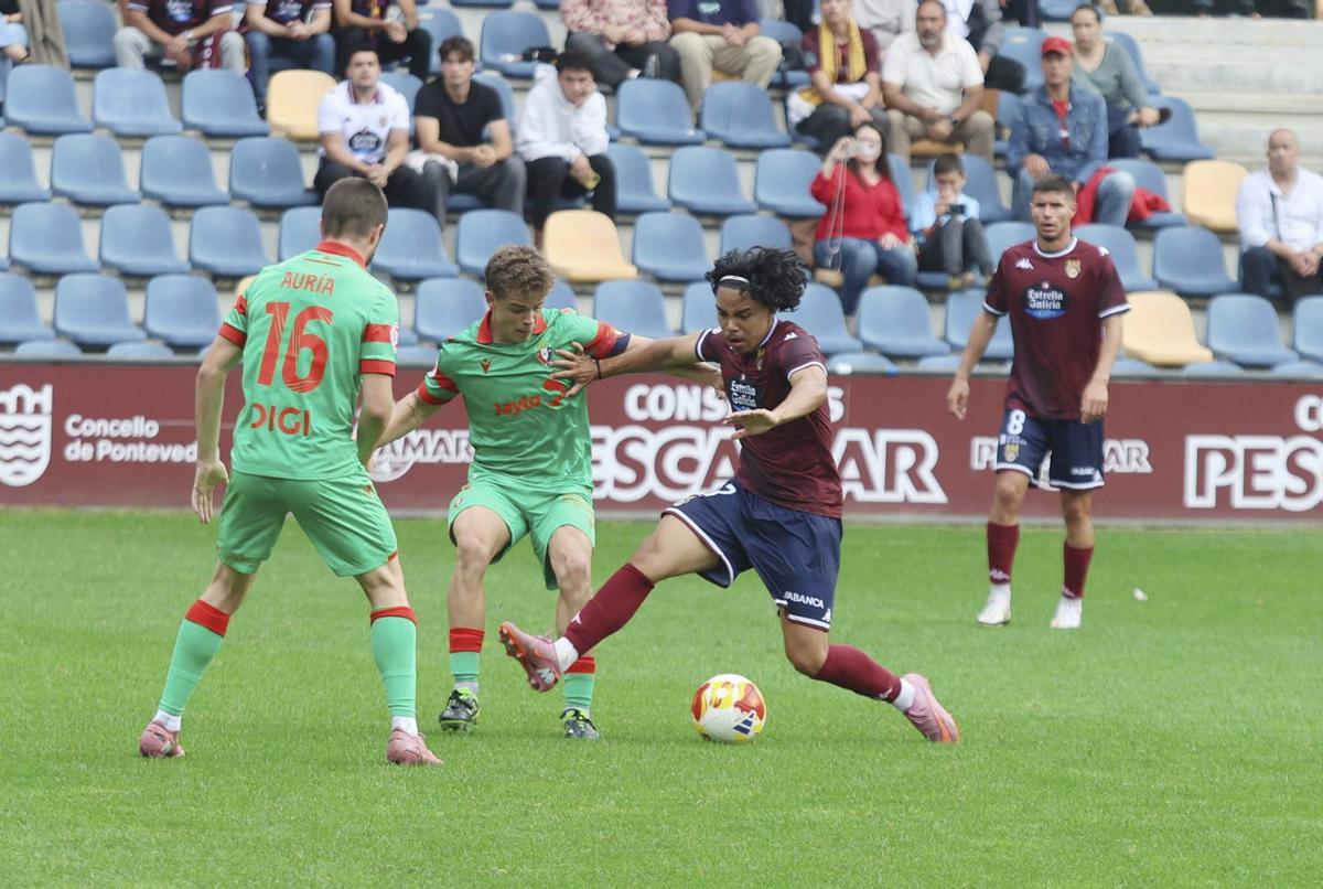 Luisao Macías pelea un balón, en el partido de ida. | GUSTAVO SANTOS