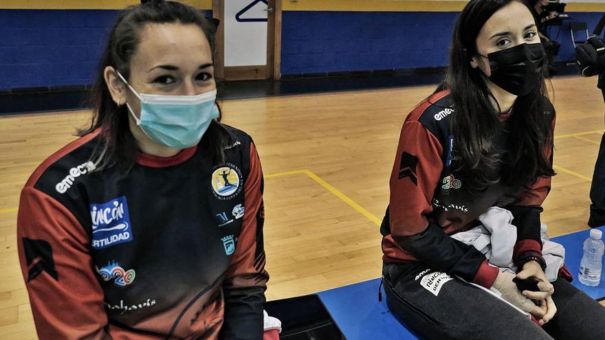 Rocío Campigli y Paula García, en el banquillo, ambas lesionadas, en el partido del sábado pasado en Rincón de la Victoria. | GREGORIO MARRERO 