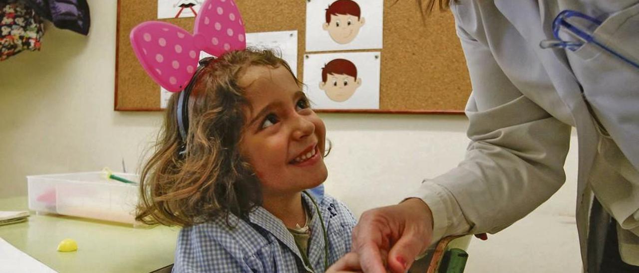 Piedad Descalzo trabaja en el aula de audición y lenguaje con la alumna Carmen Morales.