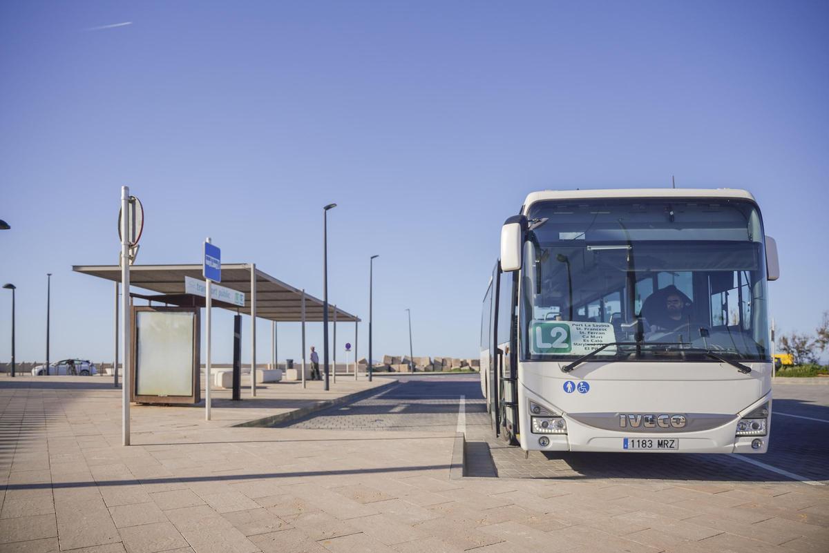 Un autobús en la parada del puerto de la Savina