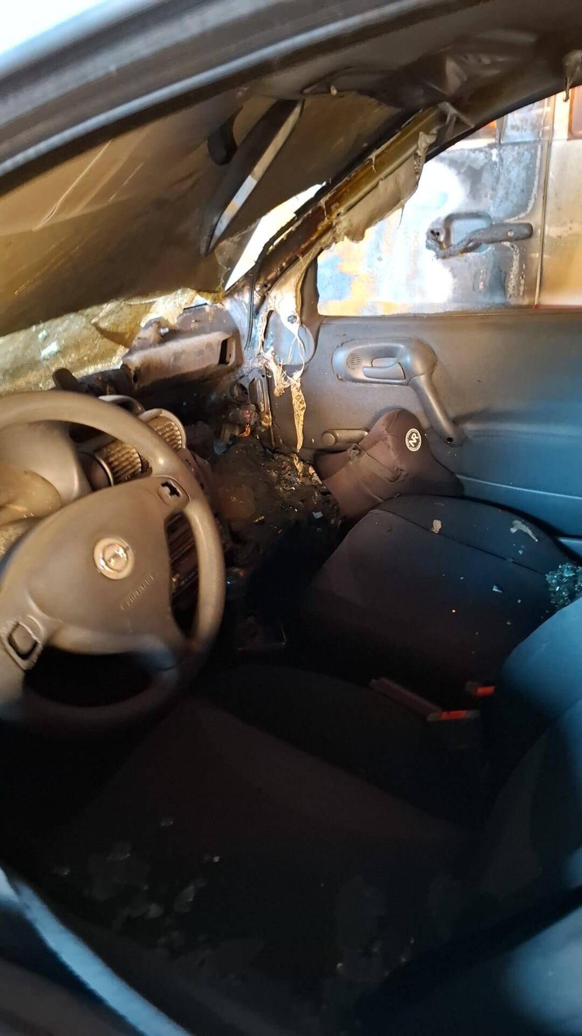 Girona carrer Cassià Costal - Josep Maria Gironella incendi vehicles un cotxe i una furgoneta provocat intencionat Policia Municipal busca el piròman