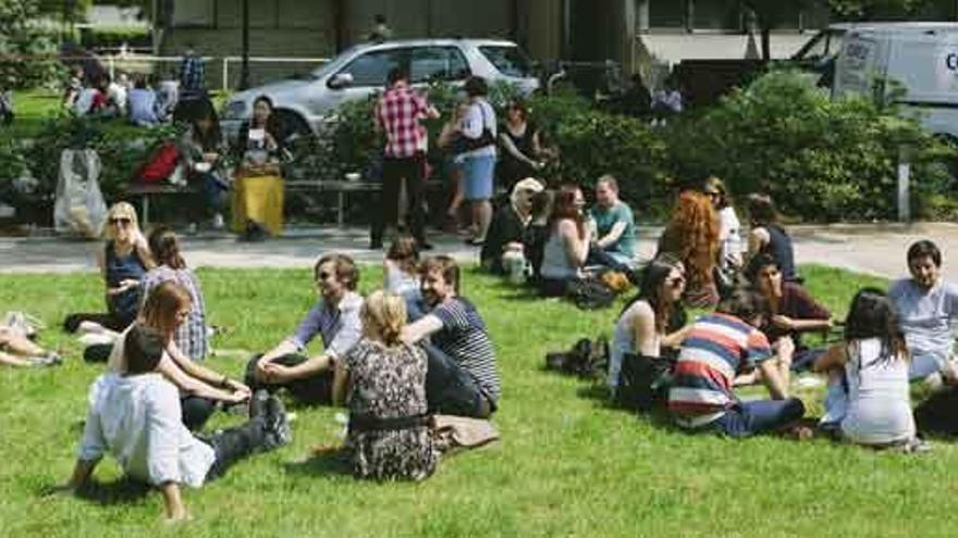 Estudiantes de Erasmus, en un campus universitario.