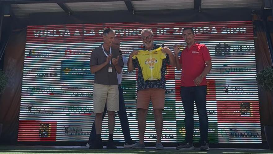 Manuel López-Sueiras,  jefe de Deportes de LA OPINIÓN-EL CORREO DE ZAMORA, homenajeado tras más de 20 años cubriendo la Vuelta a Zamora