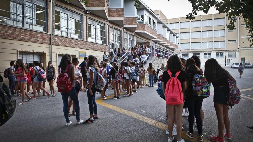 Alumnos a la entrada del IES Pare Vitòria