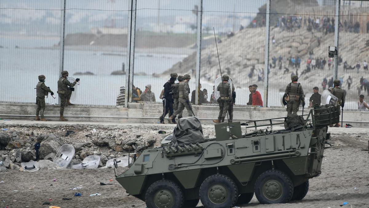 Un tanque del ejército español colabora en labores de evacuación.