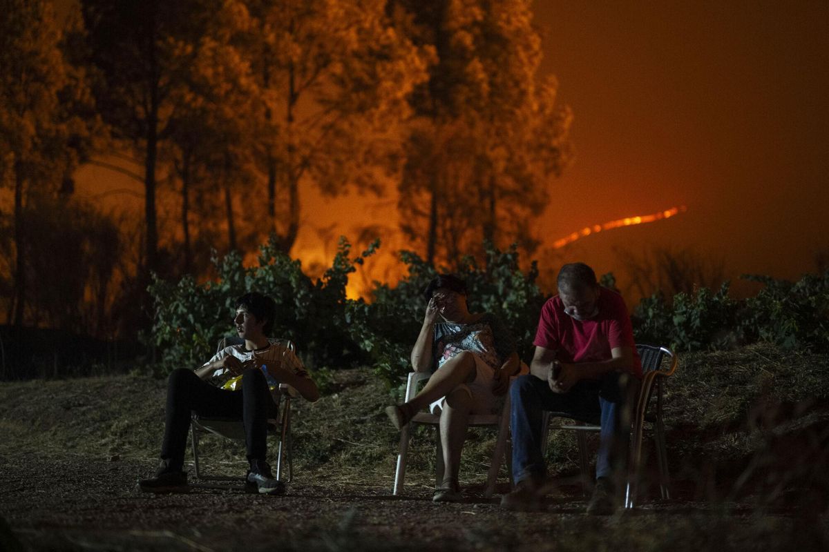 Les flames avancen i ja calcinen el 7% de tota la província d’Ourense Les flames avancen i ja calcinen el 7% de tota la província d’Ourense