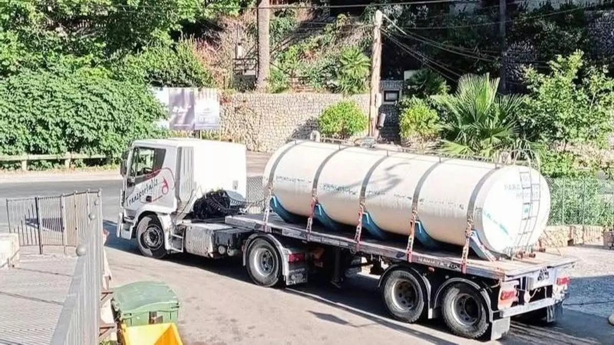 Ein Tanklaster bringt Wasser in die Gemeinde.