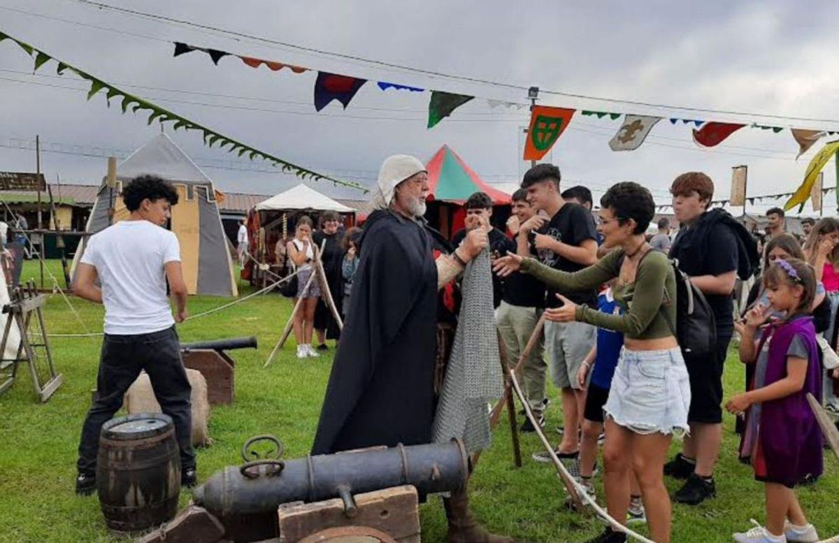 Asistentes al mercado medieval.