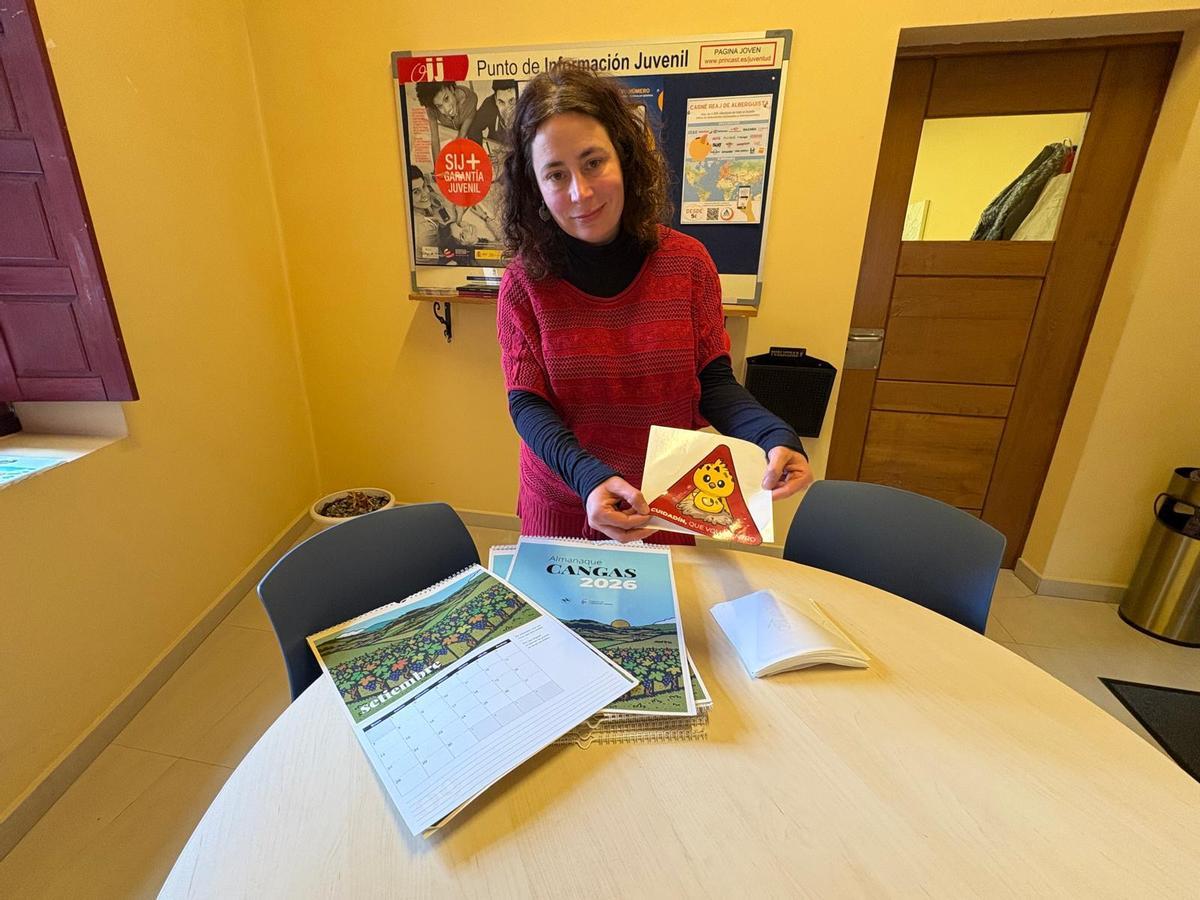 Mónica Rodríguez con los materiales de las campañas que están divulgación.