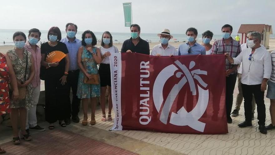 Las banderas &quot;Qualitur&quot; y &quot;Azul&quot; de calidad ambiental y servicios ya ondean en las playas de El Campello