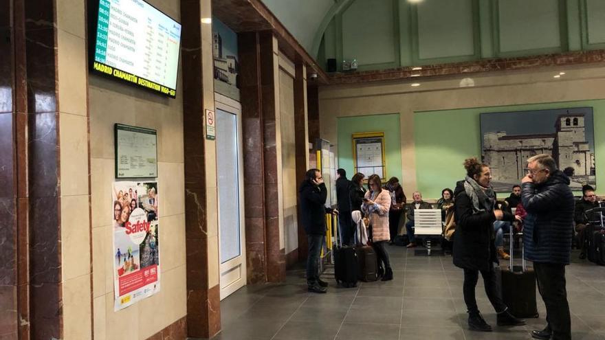 Pasajeros esperando en la estación de trenes de Zamora