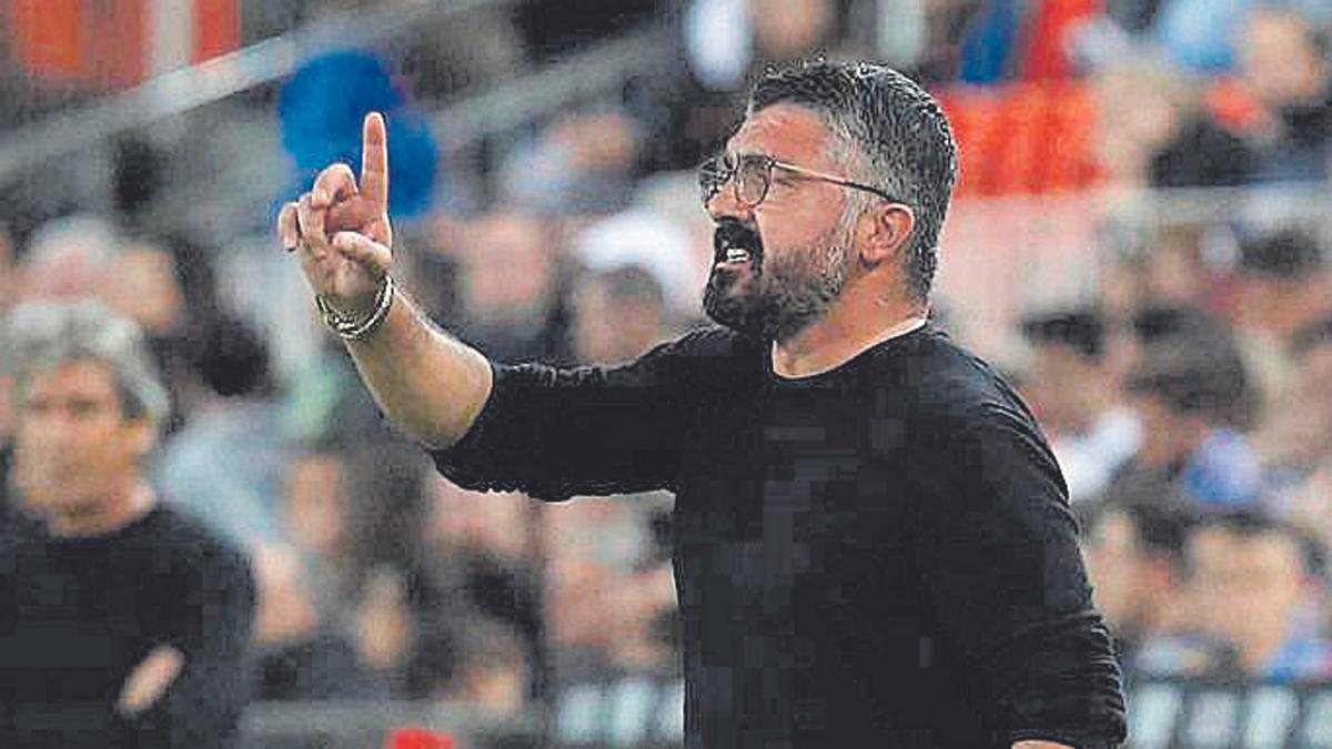 Gennaro Gattuso, gesticulando dedo en alto, frente al Betis