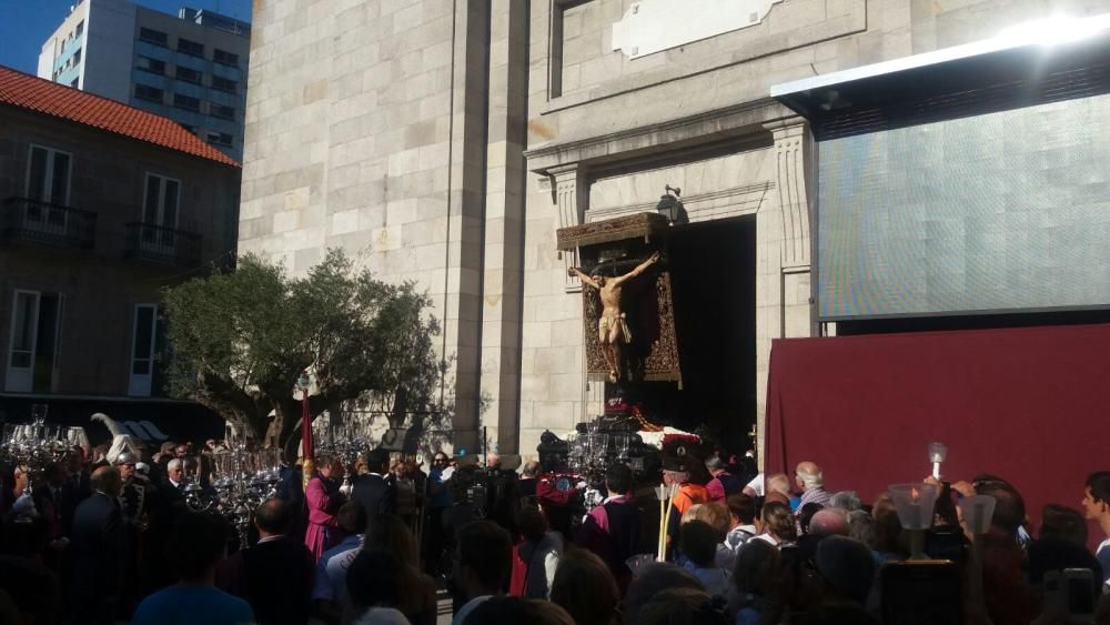 La imagen del Cristo de la Victoria abandona la Colegiata y se inicia la procesión.