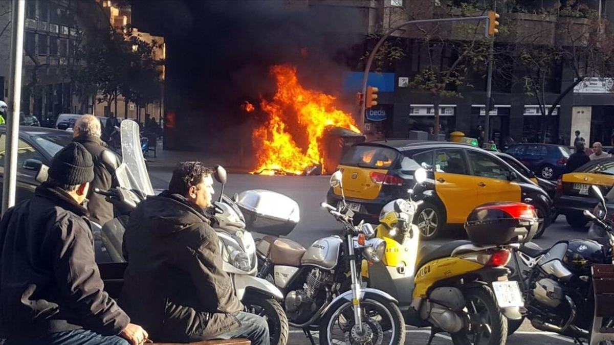 fcasals36851073 incendio quema de contenedores  en  la calle pi  i  margall 170112190135