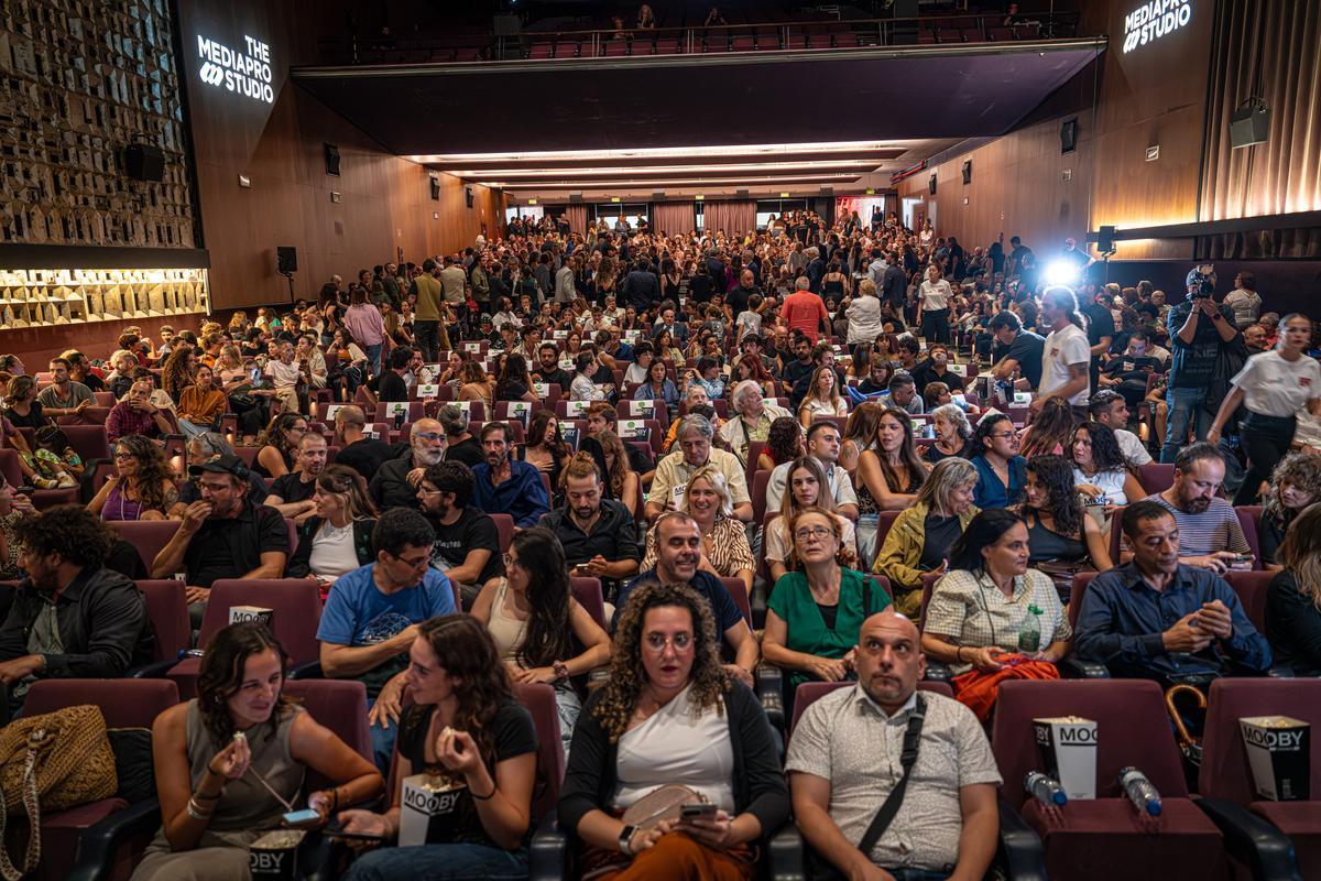 Barcelona 04/09/2024 Barcelona. Premiere de EL 47, película dirigida por Marcel Barrena, protagonizada por Eduard Fernández, Zoe Bonafonte, Clara Segura, David Verdaguer, Slava Reina, Aimar Vega, Carlos Cuevas, Oscar de la Fuente, Betsy Túrnez, Borja Espinosa, el ministro de Cultura Ernest Urtasun, el alcalde de Barcelona Jaume Collboni y otras autoridades junto a la cantante Valeria Castro, autora del tema de la película. AUTOR: MANU MITRU