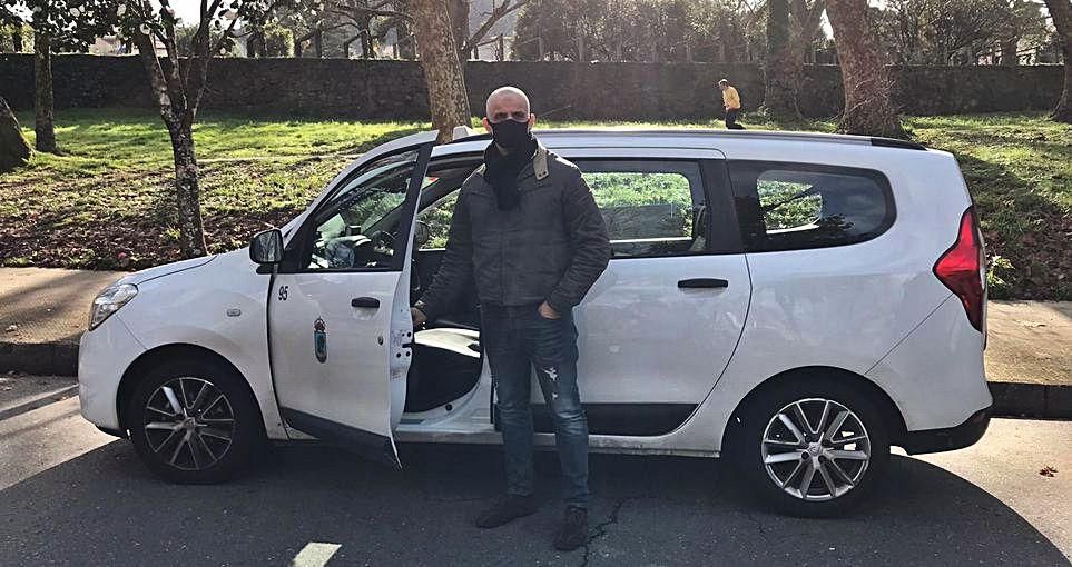 El taxista Sofiane Mahi, ayer en Castrelos.   | // C.P.