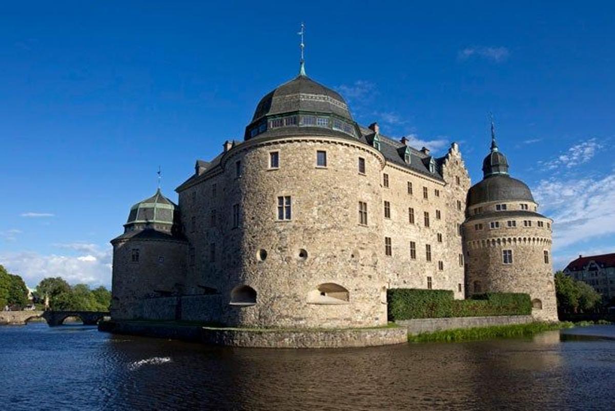 El castillo de Örebro se encuentra a orillas del  río Svartån.