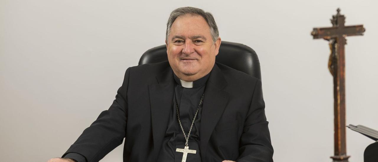 José Mazuelos Pérez, en su despacho del Obispado. | | LP/DLP