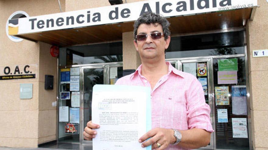 José Montesinos en La Oliva en agosto de 2009 mostrando la denuncia contra el ayuntamiento. i  G. F.