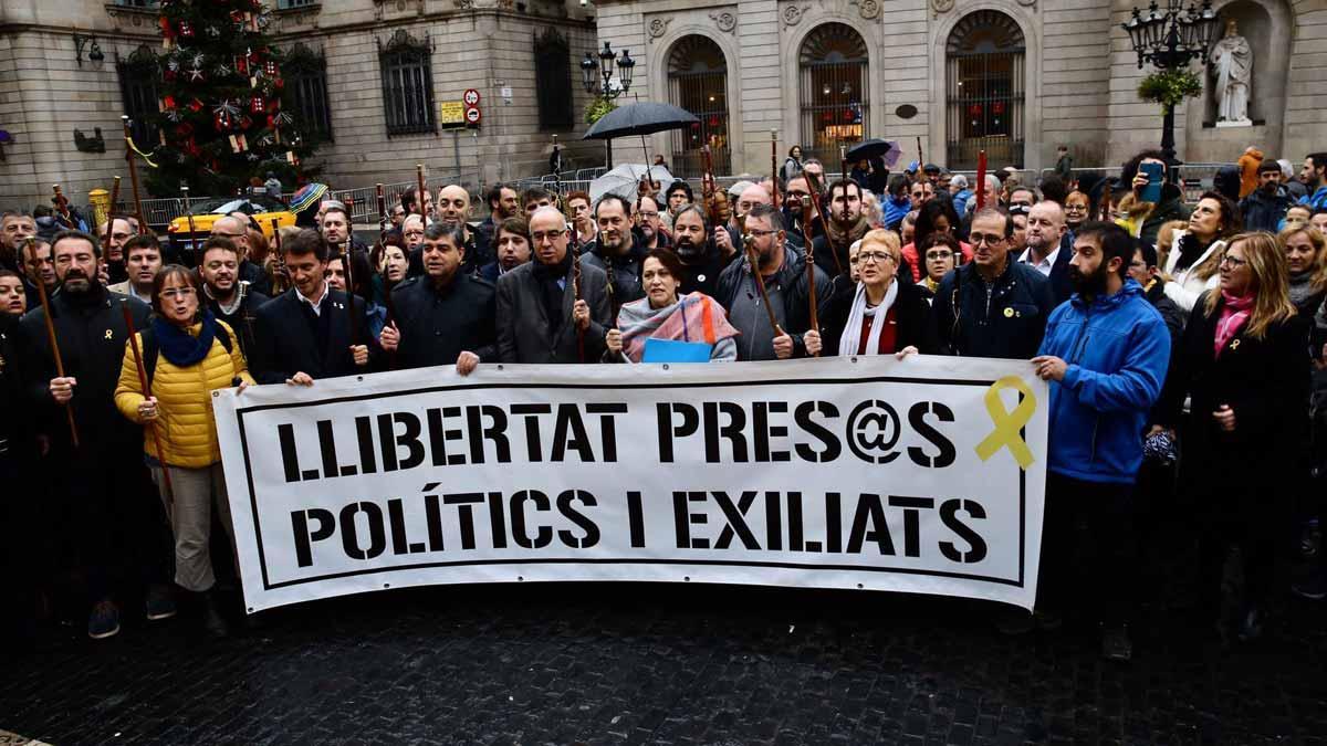 Manifestación de cargos electos en Barcelona contra las injusticias y la represión del Estado.