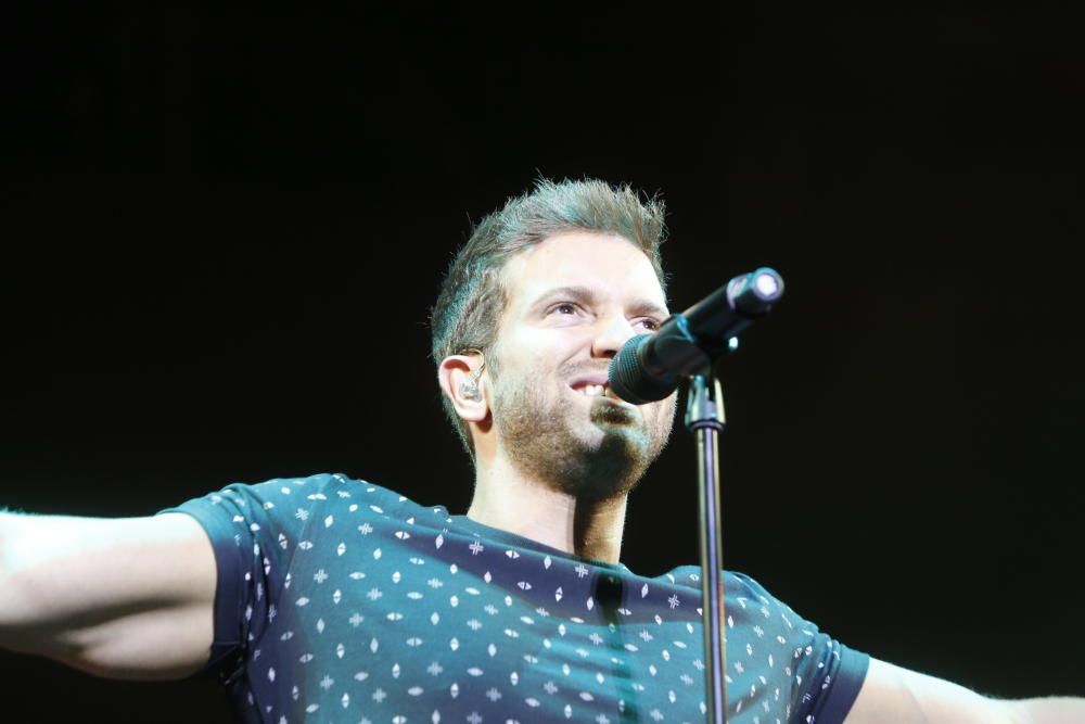 Un momento del concierto  de Alborán en la Plaza de Toros de Alicante.