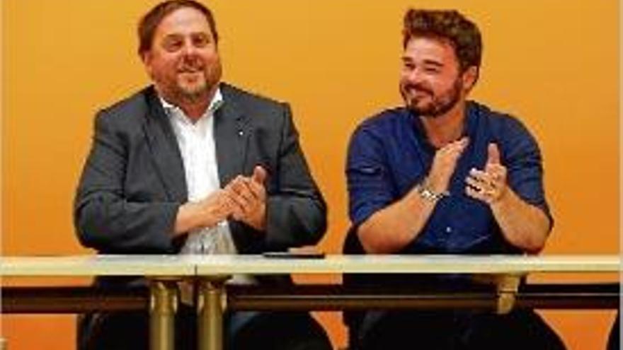 Oriol Junqueras i Gabriel Rufián, aplaudint a la reunió de la permanent.