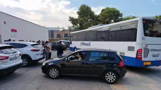 El bus vuelve a dejar tirados a cientos de escolares en Valencia el tercer día de curso
