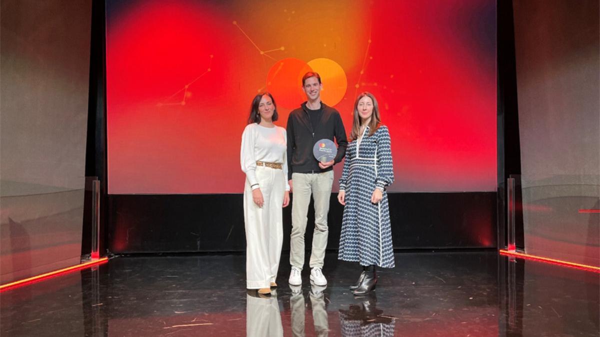 De izquierda a derecha: Paloma Real, presidenta de la división de Europa Occidental de Mastercard; Hugo Leijtens, co-fundador y Chief Strategy Officer de Cense y Kelly Devine, presidenta de Mastercard en Europa.