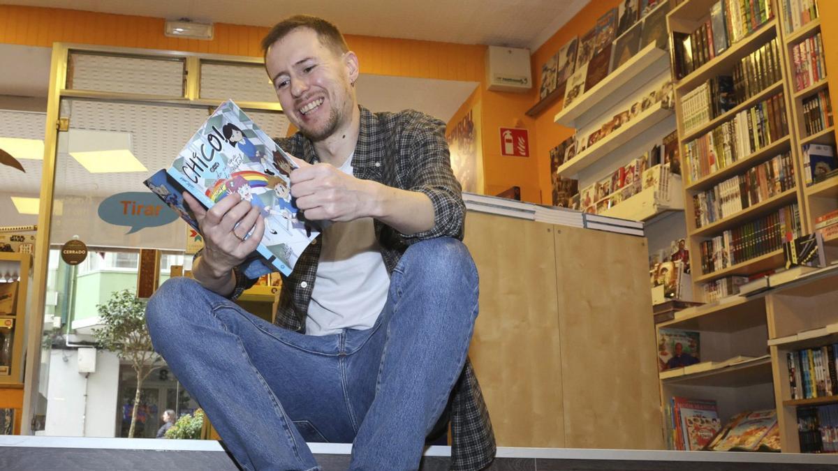 Pablo Carreiro, delante de la tienda de la librería viguesa Banda Deseñada.