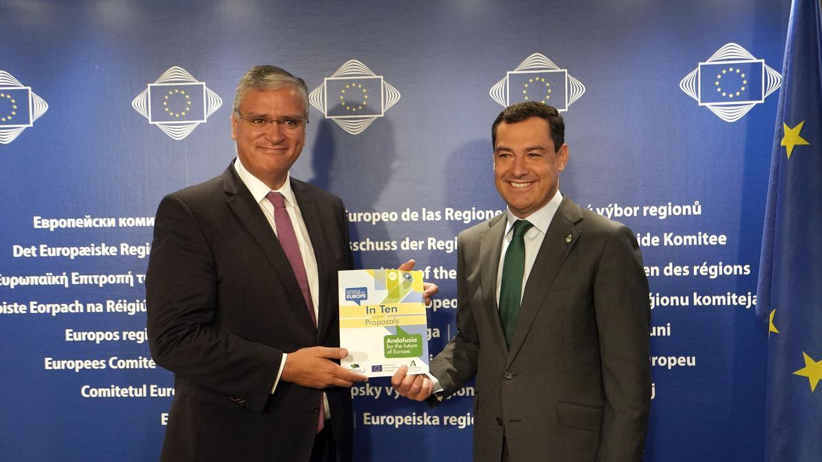 El presidente de la Junta de Andalucía, Juanma Moreno, con el presidente del Comité de las Regiones de la UE, Vasco Cordeiro.