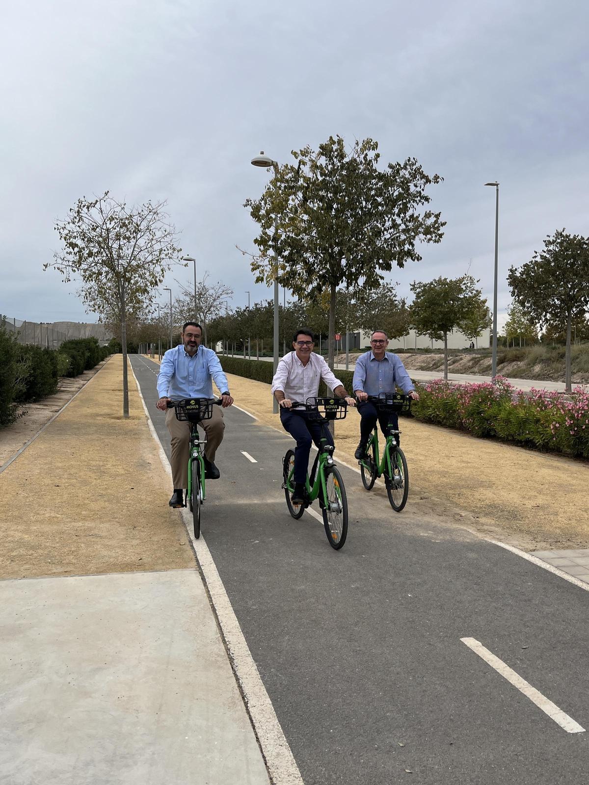 El alcalde -en el centro- prueba las nuevas bicicletas del punto de Bicisanvi