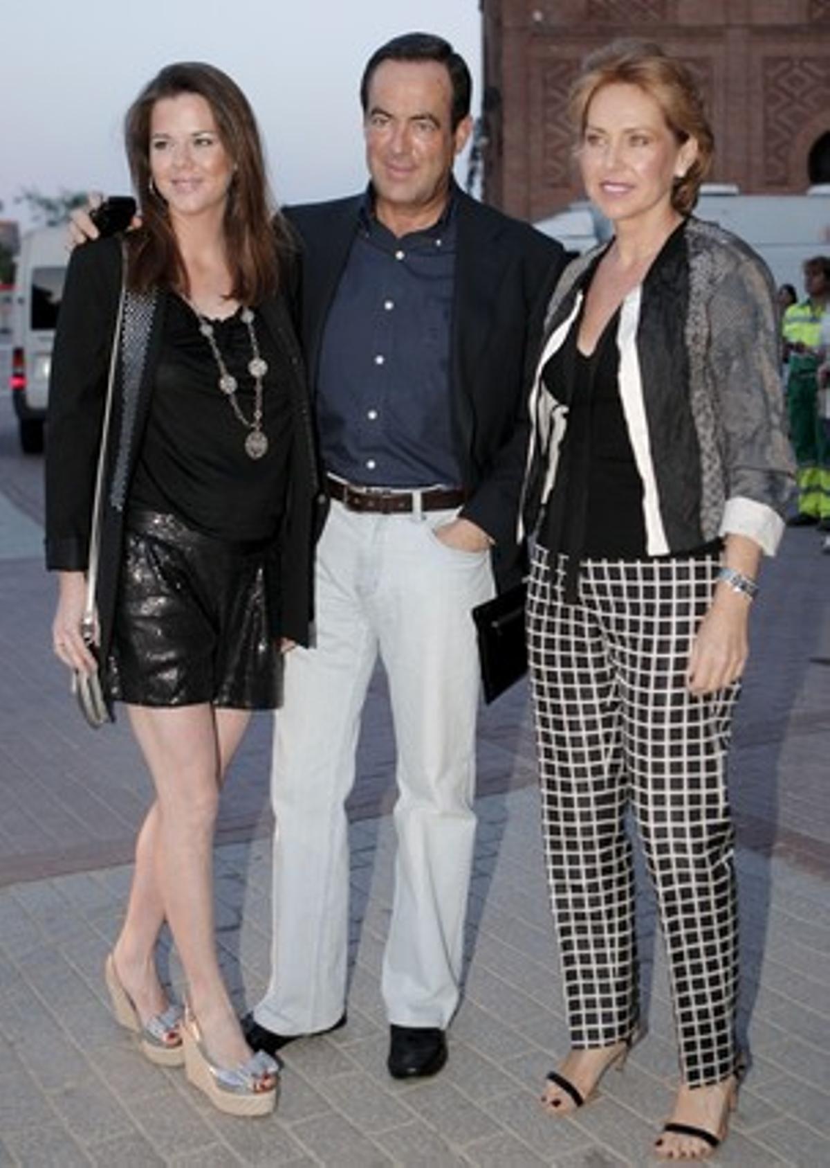 El president del Congrés, José Bono, amb la seva dona, Ana Rodríguez, dreta, i la seva filla Amelia, a l’arribada al concert del cantant Raphael a Las Ventas de Madrid, el 2004. El president del Congrés, José Bono, amb la seva dona, Ana Rodríguez, dreta, i la seva filla Amelia, a l’arribada al concert del cantant Raphael a Las Ventas de Madrid, el 2004.