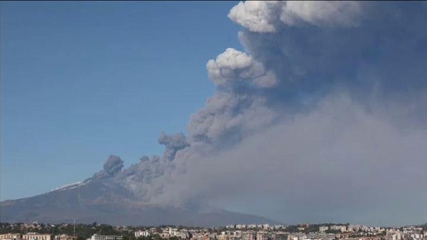 La erupción del volcán Etna cubre el cielo de Sicilia de humo y cenizas