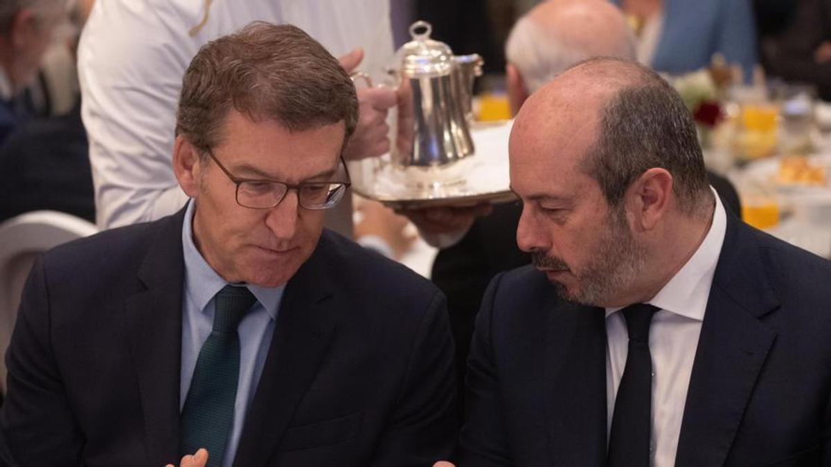 El presidente del Partido Popular, Alberto Núñez Feijóo (i) y el presidente del Senado, Pedro Rollán (d), durante un desayuno informativo en Madrid.