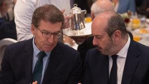 El presidente del Partido Popular, Alberto Núñez Feijóo (i) y el presidente del Senado, Pedro Rollán (d), durante un desayuno informativo en Madrid.