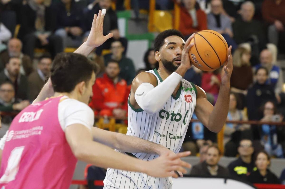 Kevin Schutte intenta un lanzamiento.