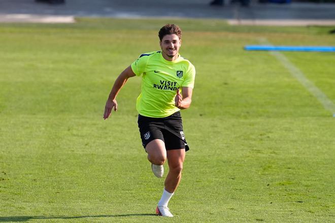 Ni rebeldía ni motín: Julián Álvarez es uno más en el entrenamiento del Atlético