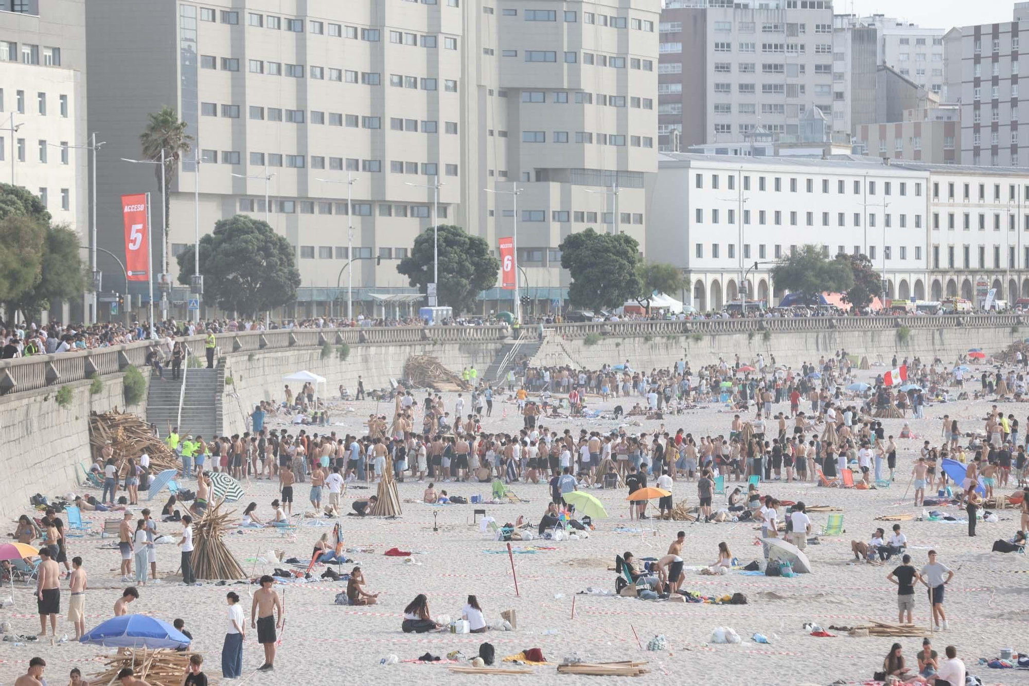 Reparto de madera y primeras hogueras en las playas de Orzán y Riazor
